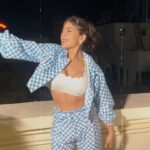 Sara Ali Khan Instagram - I just got in on JBL's cheeky surprise 😈 It’ll be music to your ears and a delight to your eyes🧏🏻‍♀️🎶 The Topless JBL WAVE 100 TWS is officially in India! 🙌🙌🙌 Get yours @flipkart 💁🏻‍♀️ Now for the SURPRIIIIIISEEEE! You can get a chance to virtually hangout with me! 🙋🏻‍♀️ Copy my WAVE step in your style & send it to @jblindia 👋 🌊 #JBLGoesTopless #ridethewave #partnership