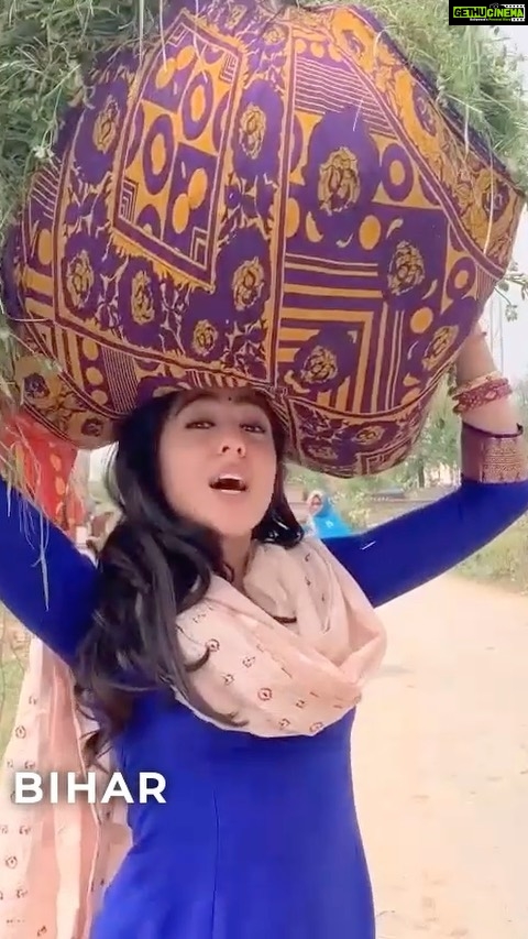 Sara Ali Khan Instagram - Dilli ke India gate se 🇮🇳 Bihar ke khet tak 🐐