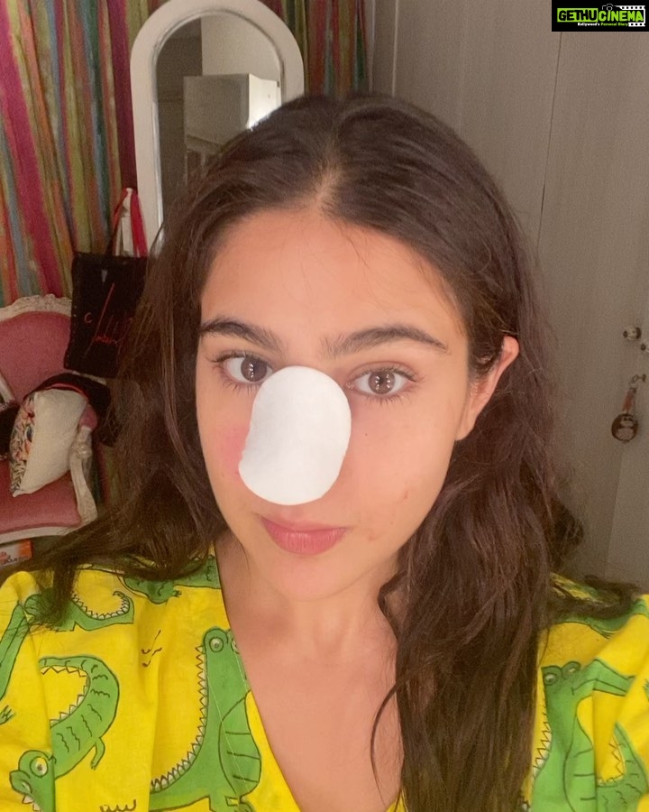 Sara Ali Khan Instagram - Sorry Amma Abba Iggy 🙏🏻 Naak kaat di maine 🤥🤧😤