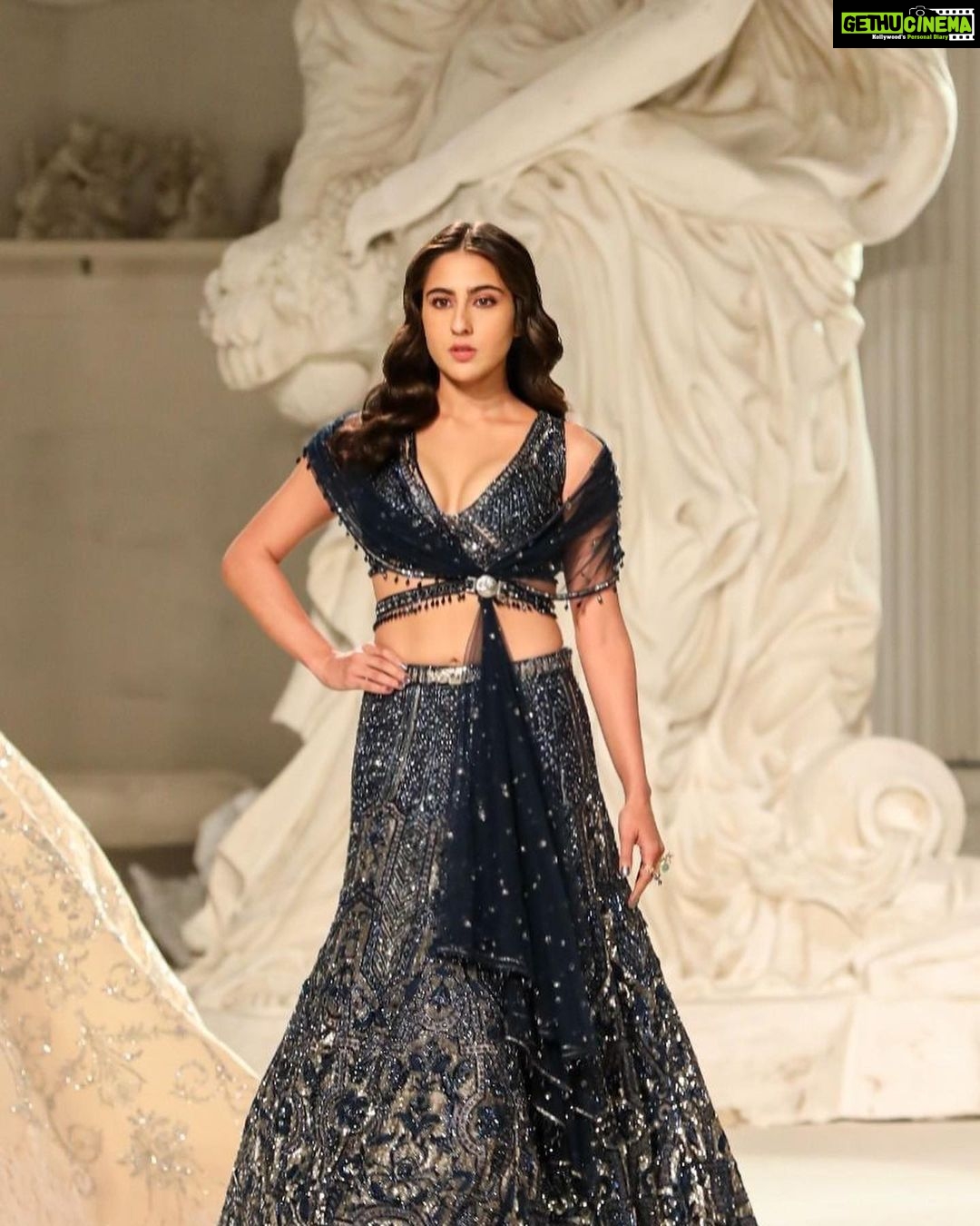 Sara Ali Khan Instagram - Flash lights and Starry nights 📸💫 🦚🦚🦚 @falgunishanepeacockindia @fdciofficial @vardannayak @the.mad.hair.scientist @sara_vaisoha @tasheen13 @ishroff @ahilyamehta