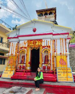 Sara Ali Khan Instagram - Back to where it all began 🙏🏻 🔱 ❄️💗 #jaibholenath #grateful #blessed
