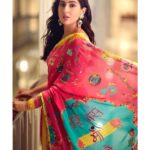 Sara Ali Khan Instagram - Bindiya Chamkegi ✨💫 🥻: @stylebyami @madhurya_creations 📸: @shivangi.kulkarni @harishgadwal 💇‍♀️: @mikedesir 💄: @kavyesharmaofficial The Taj Mahal Palace, Mumbai