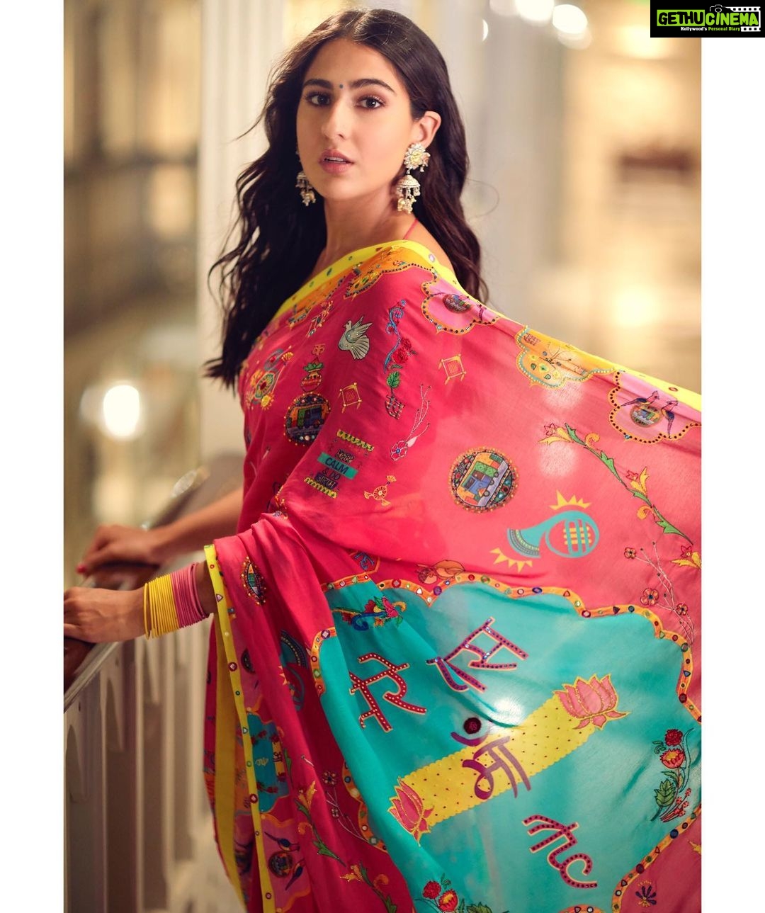 Sara Ali Khan Instagram - Bindiya Chamkegi ✨💫 🥻: @stylebyami @madhurya_creations 📸: @shivangi.kulkarni @harishgadwal 💇♀️: @mikedesir 💄: @kavyesharmaofficial The Taj Mahal Palace, Mumbai