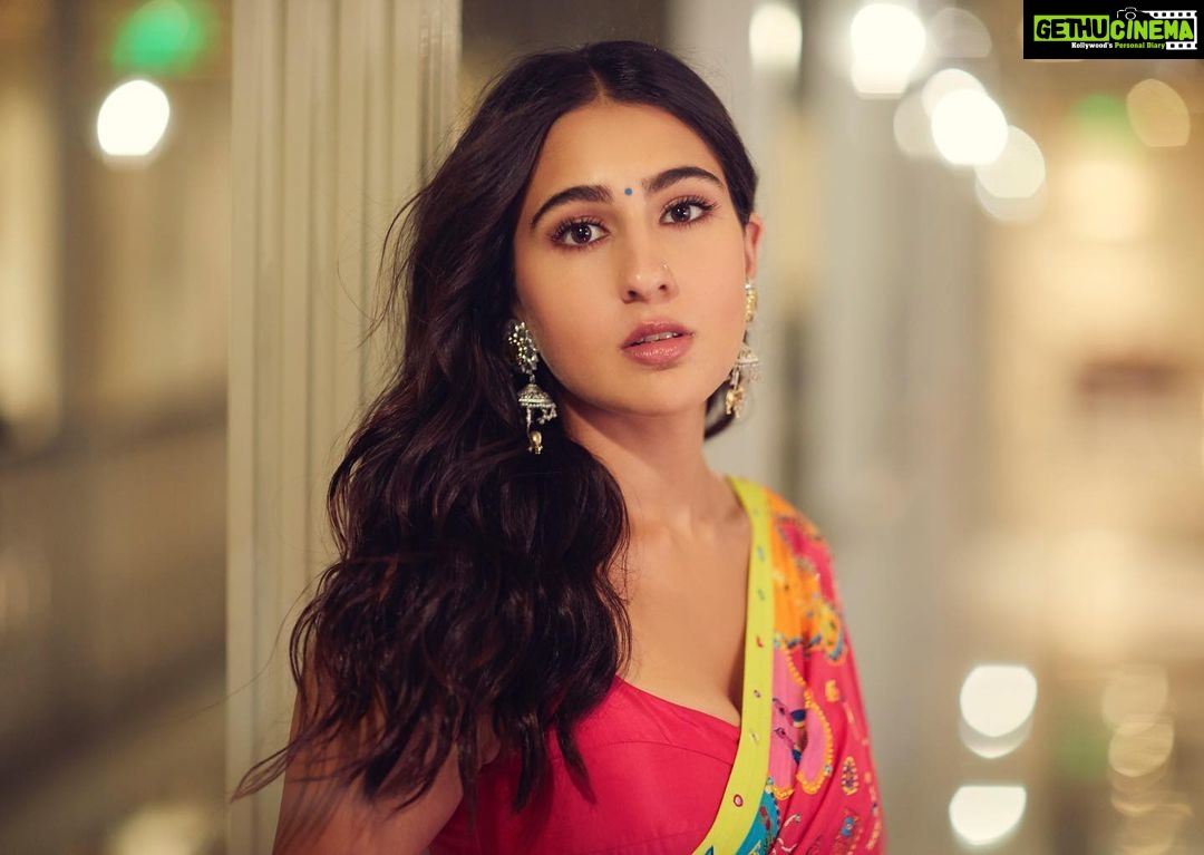Sara Ali Khan Instagram - Because women in a Sari Are always Pyaari 💕💖🌷🌈 🥻: @stylebyami 📸: @shivangi.kulkarni @harishgadwal 💇♀️: @mikedesir 💄: @kavyesharmaofficial The Taj Mahal Palace, Mumbai
