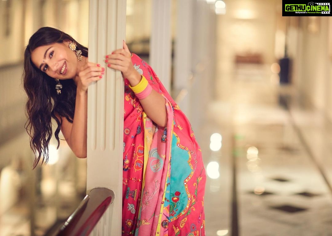 Sara Ali Khan Instagram - Because women in a Sari Are always Pyaari 💕💖🌷🌈 🥻: @stylebyami 📸: @shivangi.kulkarni @harishgadwal 💇♀️: @mikedesir 💄: @kavyesharmaofficial The Taj Mahal Palace, Mumbai