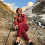 Sara Ali Khan Instagram - Kashmir Ki Kali 🌺 Is back to your Gali 🔆🌙 Now trekking par Main Chali 🏔 Pahalgam