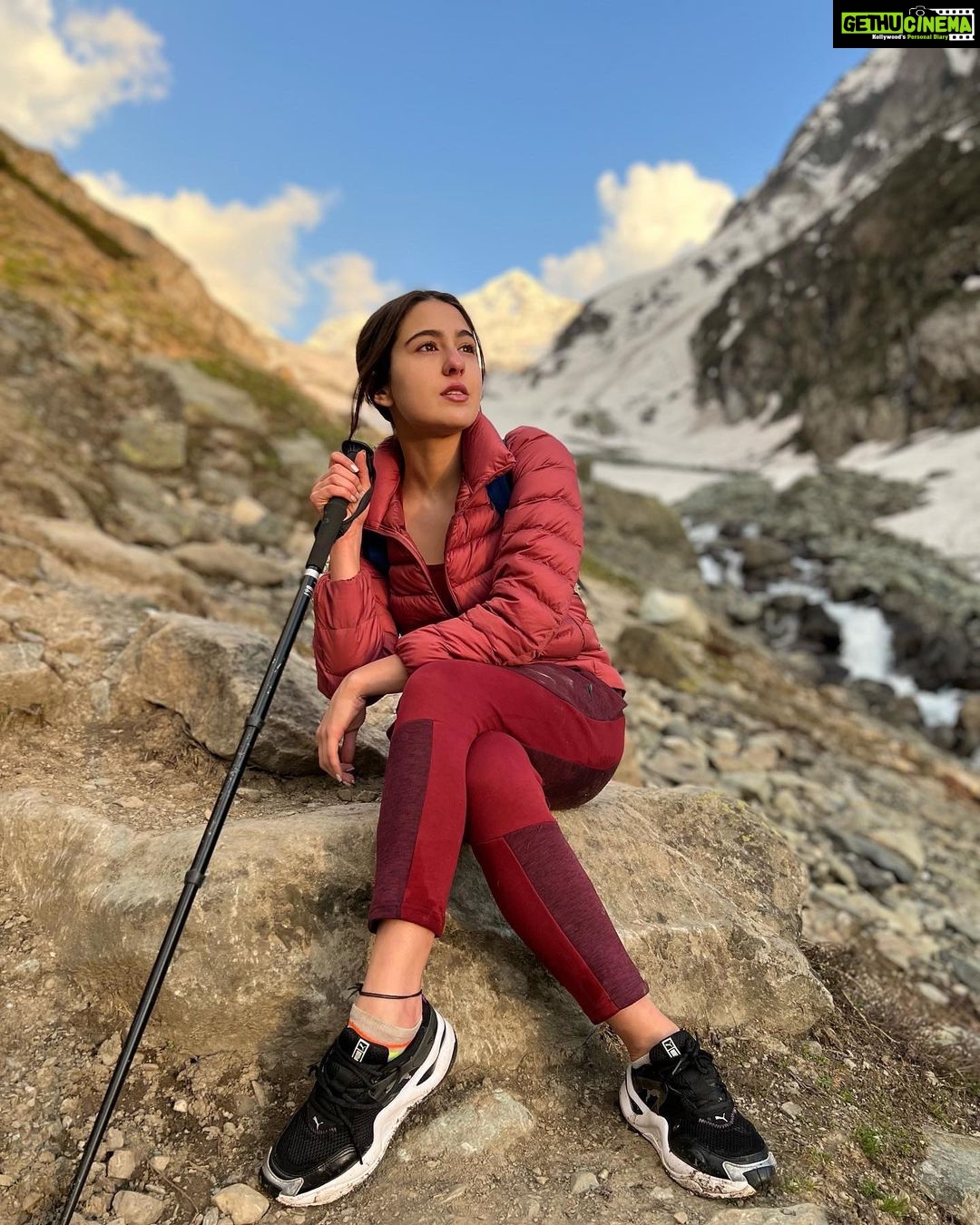 Sara Ali Khan Instagram - Kashmir Ki Kali 🌺 Is back to your Gali 🔆🌙 Now trekking par Main Chali 🏔 Pahalgam