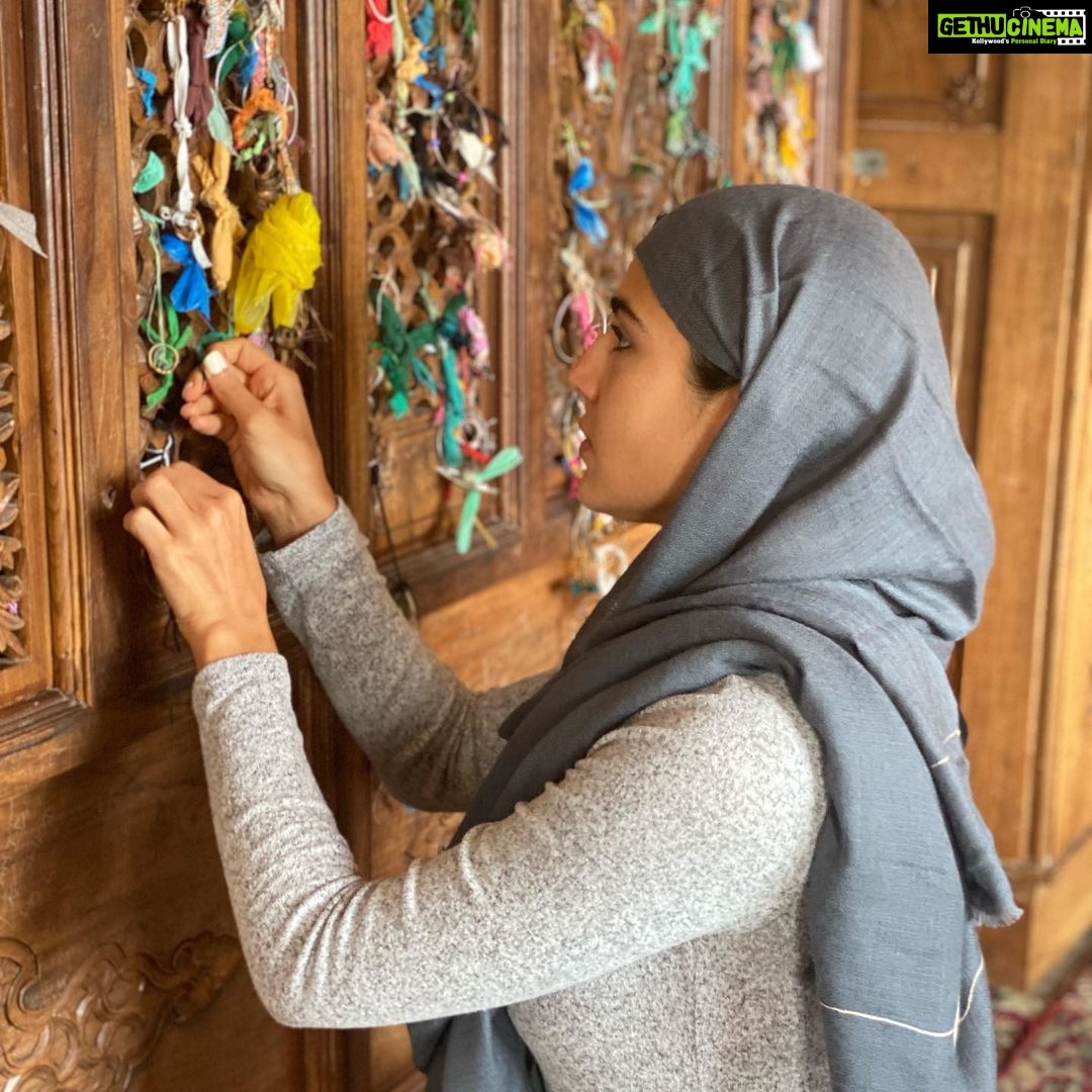 Sara Ali Khan Instagram - Agar firdaus bar roo-e zameen ast, Hameen ast-o hameen ast-o hameen ast. 💟☮️☪️🕉✝️ If there is a paradise on earth, It is this, it is this, it is this. Sarv Dharm Sambhav सर्व धर्म सम भाव #kashmir #jannat #peace #merabharatmahan Kashmir, The Heaven