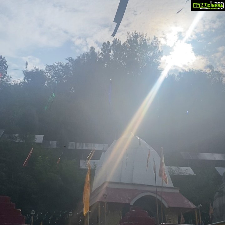 Sara Ali Khan Instagram - Agar firdaus bar roo-e zameen ast, Hameen ast-o hameen ast-o hameen ast. 💟☮️☪️🕉✝️ If there is a paradise on earth, It is this, it is this, it is this. Sarv Dharm Sambhav सर्व धर्म सम भाव #kashmir #jannat #peace #merabharatmahan Kashmir, The Heaven
