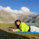 Sara Ali Khan Instagram - Sunny rays and Starry nights Moonlight and camp fire for lights As long as you can deal with heights And over food are the only fights ☀️🌙 🌌⛺️🏔 P.S sorry @manantramboo @yashsinghal @yashmittal2311 for eating all the food 🥘 #highaltitude #lake Sheshnag Lake