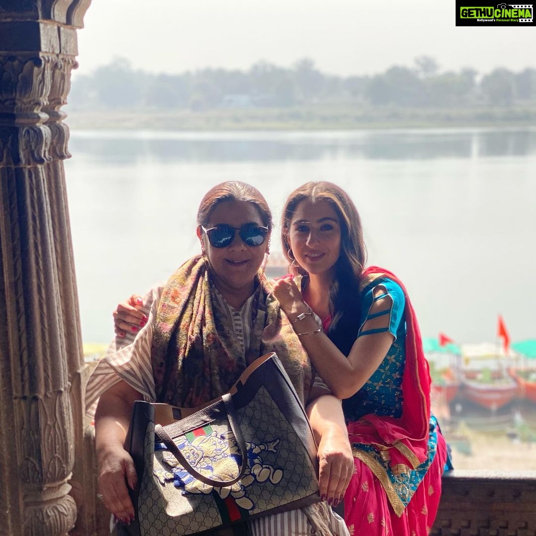Sara Ali Khan Instagram - Happy Mother’s Day Mummy👩👧🐣🐥 Loved you since I was in your tummy 🤰 P.S I love the fact that you’ve visited every set of mine ❤️ To make you proud is why I try to shine ✨ Shooting Time