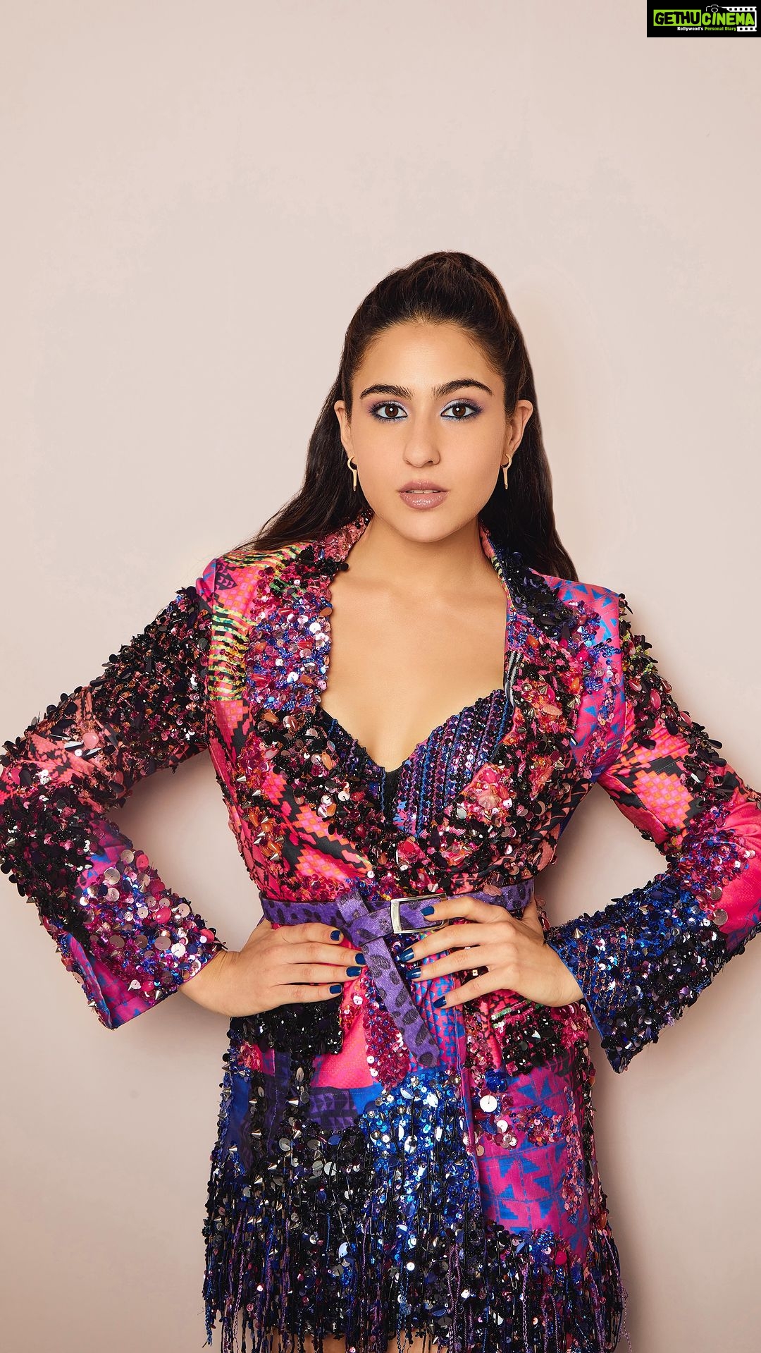 Sara Ali Khan Instagram - Knock knock! Whoโs there? ๐ณ Sara ka favourite beauty destination, Purplle! ๐๐ฅณ๐ฎ๐๐๐
๐ No matter your skin type or skin tone, thereโs something for everyone every Indian! ๐ฅฐ๐๐คฉ So girls, Ab jo bhi beauty you heart, bindass add to cart! ๐ Sirf Sara ka hi nahi, #HarIndianKaBeautyDestination hai @letspurplle Shop now! #partnership
