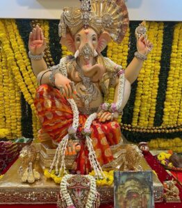 Sara Ali Khan Instagram - Ganpati Bappa Morya 🙏🏻🤗💛