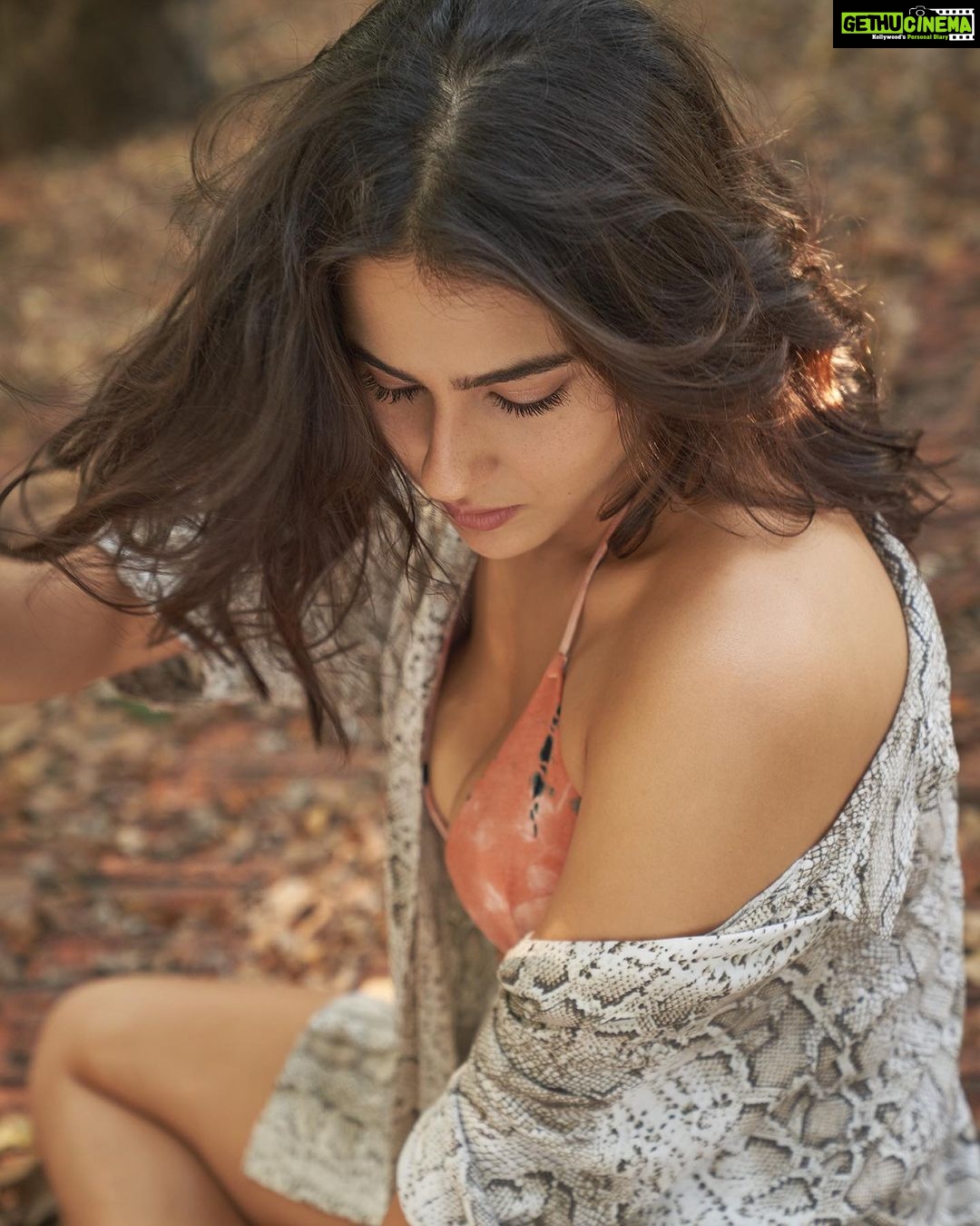 Sara Ali Khan Instagram - The eyes shout what the lips fear to say 🤫💋 So if you have something to hide you’d better look away 👀 📸: @rohanshrestha 💆🏻♀️: @florianhurel 👙: @lakshmilehr