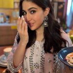 Sara Ali Khan Instagram - Eid Mubarak everyone 🌙🌙🌙 From searching for ingredients and mehendi designs... to recreating old memories ❤️ Let's make this Eid even sweeter, with a little help from Google. @googleindia #KeepTraditionsAlive #Eid2022 #GoogleSearch #EidMubarak #EidRecipes #GooglePhotos #ad