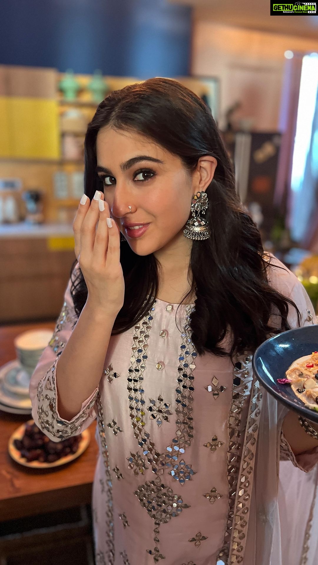 Sara Ali Khan Instagram - Eid Mubarak everyone πππ From searching for ingredients and mehendi designs... to recreating old memories β€οΈ Let's make this Eid even sweeter, with a little help from Google. @googleindia #KeepTraditionsAlive #Eid2022 #GoogleSearch #EidMubarak #EidRecipes #GooglePhotos #ad