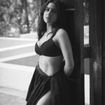 Sara Ali Khan Instagram – Kash Kabhi Yu Ho Na Hasrate Na Junun Ho 
Tera Khyaal Ho Aur Tu Ho Dil Me Bas Sukoon Ho 🖤🤍
📸: @rohanshrestha 
💄: @florianhurel 
👙: @lakshmilehr 
🎵: @parthmangla