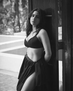 Sara Ali Khan Instagram - Kash Kabhi Yu Ho Na Hasrate Na Junun Ho 
Tera Khyaal Ho Aur Tu Ho Dil Me Bas Sukoon Ho 🖤🤍
📸: @rohanshrestha 
💄: @florianhurel 
👙: @lakshmilehr 
🎵: @parthmangla