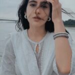 Sara Ali Khan Instagram – उड़े जब-जब जुल्फें तेरी 💨🍃⛵️
Then even if you looking scary 
In your 🧠 you are a fairy 🧚🏼‍♀️ 
So just stay merry 🙌😀
Eat a cherry 🍒 
#sarakishayari