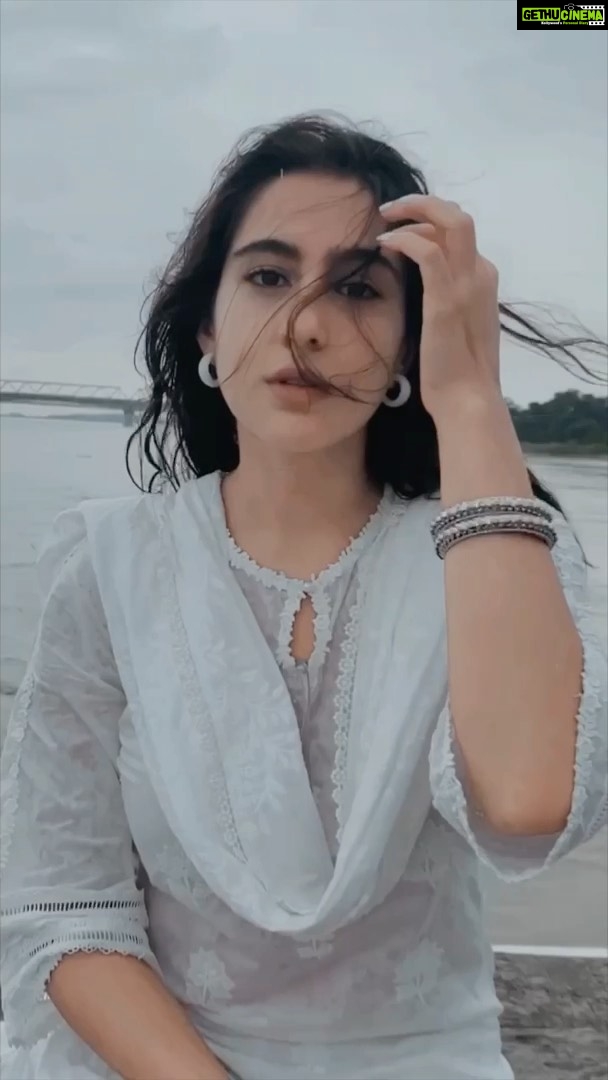 Sara Ali Khan Instagram - उड़े जब-जब जुल्फें तेरी 💨🍃⛵️ Then even if you looking scary In your 🧠 you are a fairy 🧚🏼♀️ So just stay merry 🙌😀 Eat a cherry 🍒 #sarakishayari