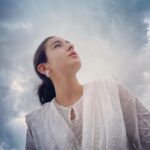 Sara Ali Khan Instagram – आज़ाद रहिये विचारों से 🧠💞🦋
लेकिन बंधे रहिये अपने संस्कारों से🙏🏻