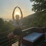 Sara Ali Khan Instagram – Simplest ways to Sara’s heart ❤️ 
Try to guess my favourite part? 😄
The rising sun for an early start? 🌄 
Or making chai like it’s an art? ☕️ 
#sunday 
☀️🏔❄️ 👩‍👧‍👦🌳🎥🎞🏋️‍♀️☕️🥘🌊