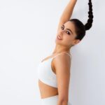 Sara Ali Khan Instagram – White white, hold your core tight🍦 
Oh yes, and braid up for some height 🙌
Always smile bright 😃
but have your game face on for a fight 💪 
(swipe left for this sight😆) 
#sarakishayari