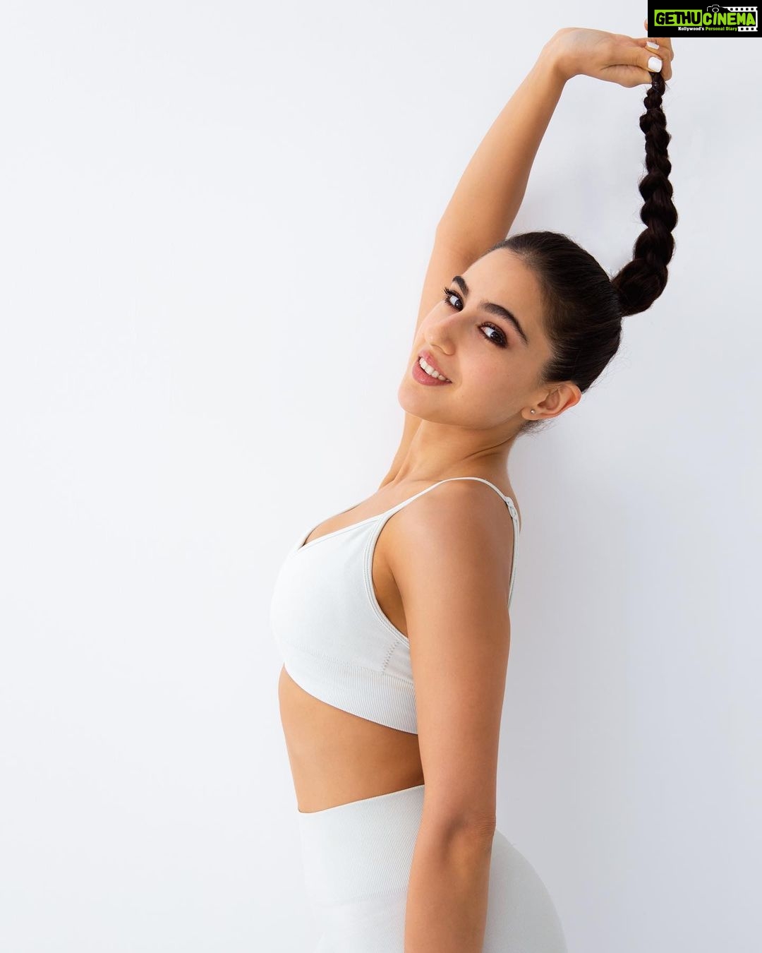 Sara Ali Khan Instagram - White white, hold your core tight๐ฆ Oh yes, and braid up for some height ๐ Always smile bright ๐ but have your game face on for a fight ๐ช (swipe left for this sight๐) #sarakishayari