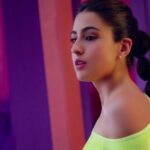 Sara Ali Khan Instagram – 64MP camera of the night 📸 ​
Clicks pictures nice and bright ✨ ​
Even in low-light 🌆
Love it so much that I hold it tight! 🤗 ​
 
Cannot wait for you guys to experience the super-stylish #vivoY73
 
​#ItsMyStyle @vivo_india 

#partnership