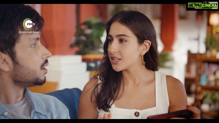 Sara Ali Khan Instagram - Finally, maine @amolparashar ko convince kar hi liya. 🙌Bring out the 🍿🍫🎞🎦because with @zee5 at Rs 499 ab aap bhi #DekhteyRehJaogey #partnership