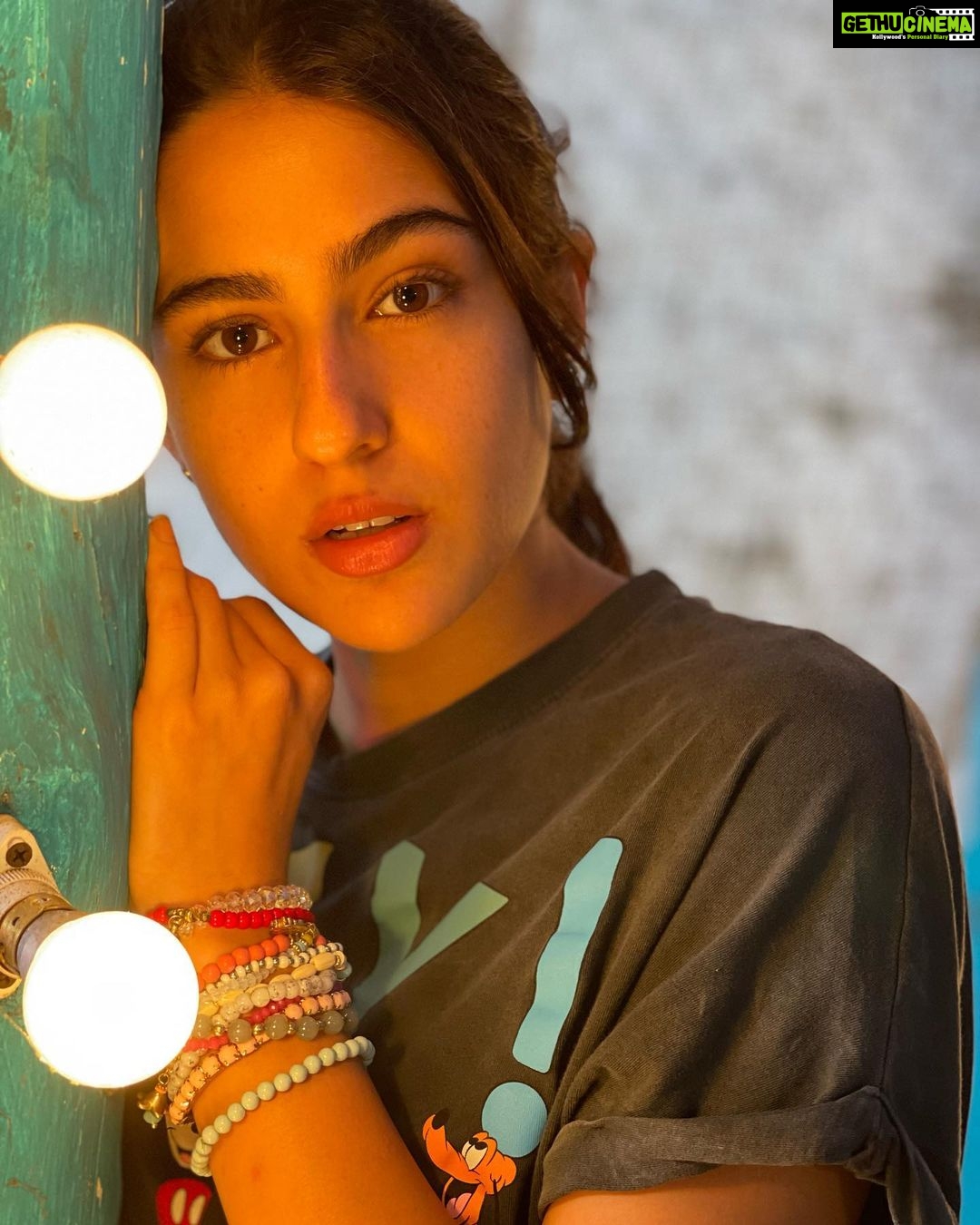 Sara Ali Khan Instagram - Darkness cannot drive out darkness- only light can do that๐โ๏ธ๐ก Hate cannot drive out hate-only love can do that ๐โฎ๏ธ - Martin Luther King Jr.