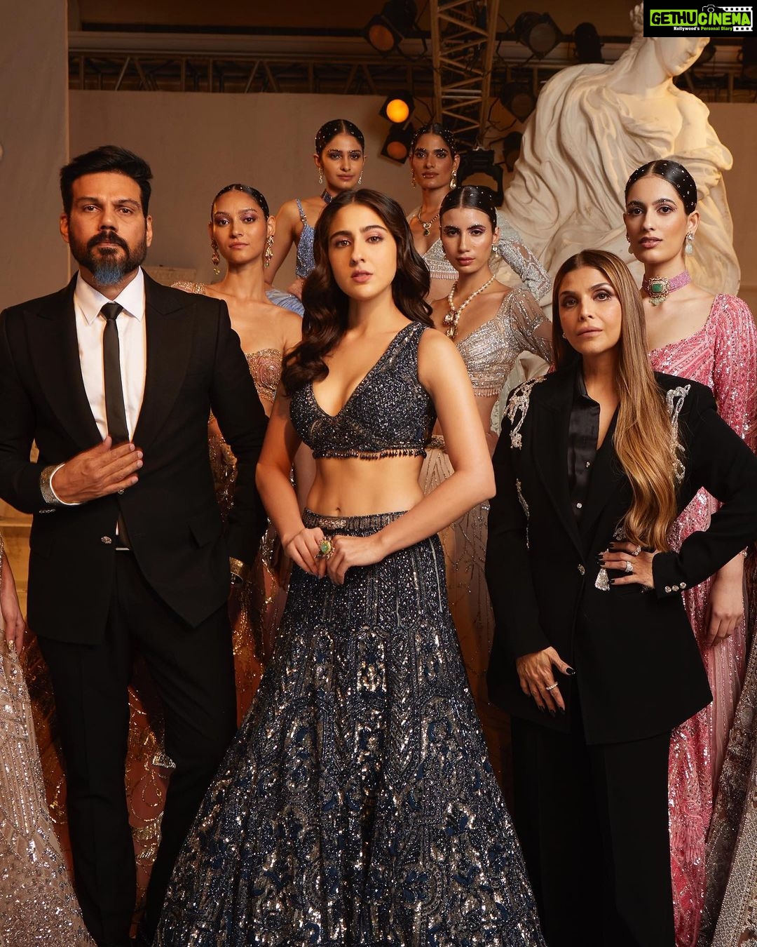 Sara Ali Khan Instagram - Flash lights and Starry nights πΈπ« π¦π¦π¦ @falgunishanepeacockindia @fdciofficial @vardannayak @the.mad.hair.scientist @sara_vaisoha @tasheen13 @ishroff @ahilyamehta