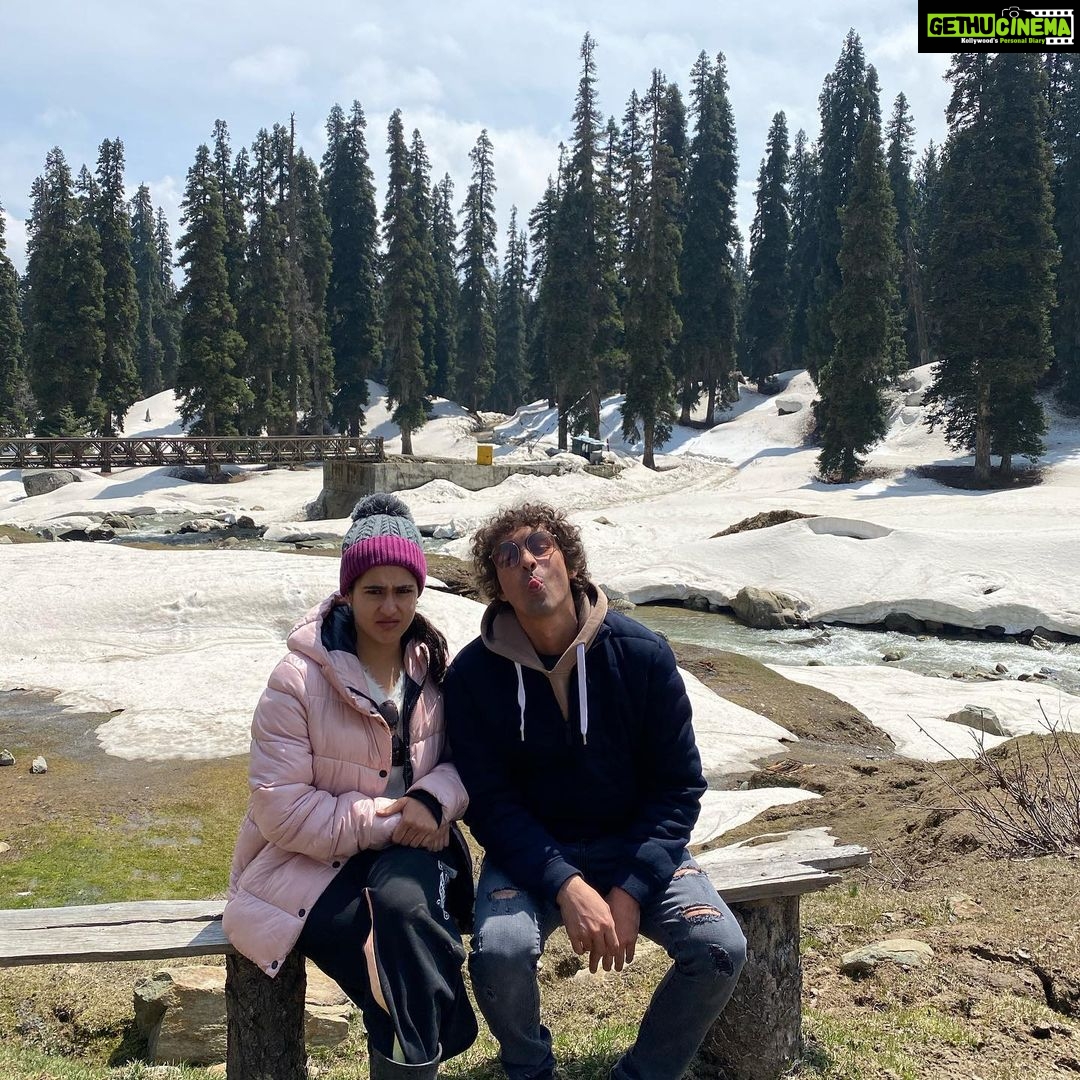 Sara Ali Khan Instagram - A little bit of paradise on earth ❄️🏔☀️ Of people so wonderful there truly is a dearth @manan_tramboo 🤗 Khyber Hotel Gulmarg