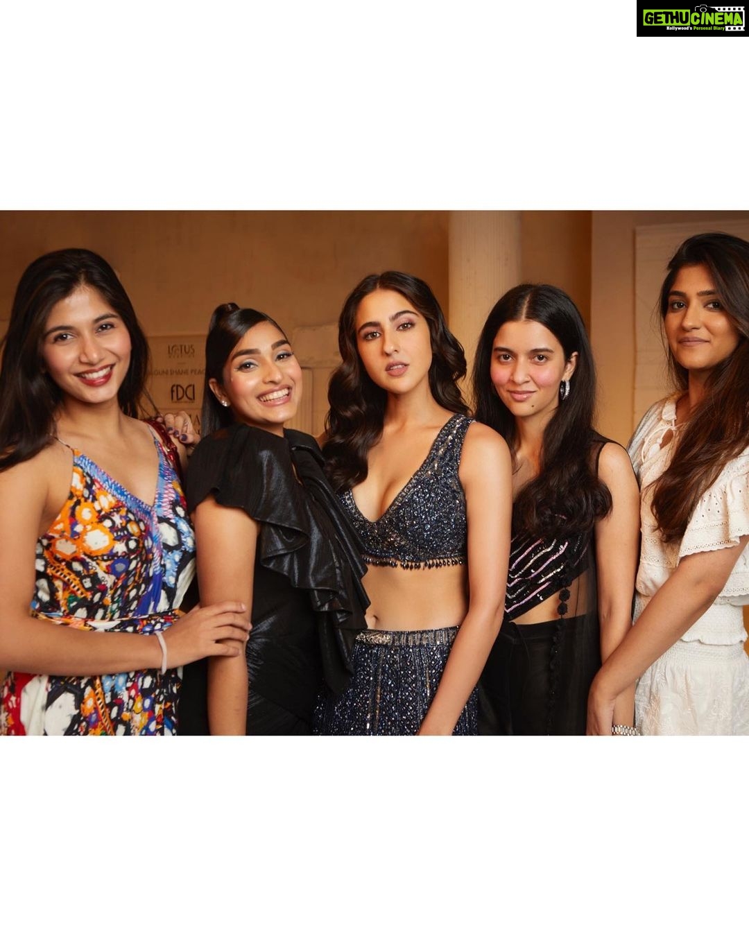 Sara Ali Khan Instagram - Flash lights and Starry nights πΈπ« π¦π¦π¦ @falgunishanepeacockindia @fdciofficial @vardannayak @the.mad.hair.scientist @sara_vaisoha @tasheen13 @ishroff @ahilyamehta
