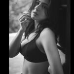 Sara Ali Khan Instagram – Kash Kabhi Yu Ho Na Hasrate Na Junun Ho 
Tera Khyaal Ho Aur Tu Ho Dil Me Bas Sukoon Ho 🖤🤍
📸: @rohanshrestha 
💄: @florianhurel 
👙: @lakshmilehr 
🎵: @parthmangla