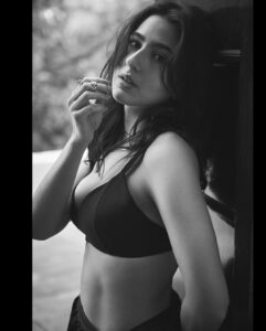 Sara Ali Khan Instagram - Kash Kabhi Yu Ho Na Hasrate Na Junun Ho 
Tera Khyaal Ho Aur Tu Ho Dil Me Bas Sukoon Ho 🖤🤍
📸: @rohanshrestha 
💄: @florianhurel 
👙: @lakshmilehr 
🎵: @parthmangla
