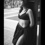 Sara Ali Khan Instagram – Kash Kabhi Yu Ho Na Hasrate Na Junun Ho 
Tera Khyaal Ho Aur Tu Ho Dil Me Bas Sukoon Ho 🖤🤍
📸: @rohanshrestha 
💄: @florianhurel 
👙: @lakshmilehr 
🎵: @parthmangla