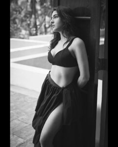Sara Ali Khan Instagram - Kash Kabhi Yu Ho Na Hasrate Na Junun Ho 
Tera Khyaal Ho Aur Tu Ho Dil Me Bas Sukoon Ho 🖤🤍
📸: @rohanshrestha 
💄: @florianhurel 
👙: @lakshmilehr 
🎵: @parthmangla
