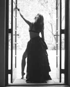 Sara Ali Khan Instagram - Kash Kabhi Yu Ho Na Hasrate Na Junun Ho 
Tera Khyaal Ho Aur Tu Ho Dil Me Bas Sukoon Ho 🖤🤍
📸: @rohanshrestha 
💄: @florianhurel 
👙: @lakshmilehr 
🎵: @parthmangla