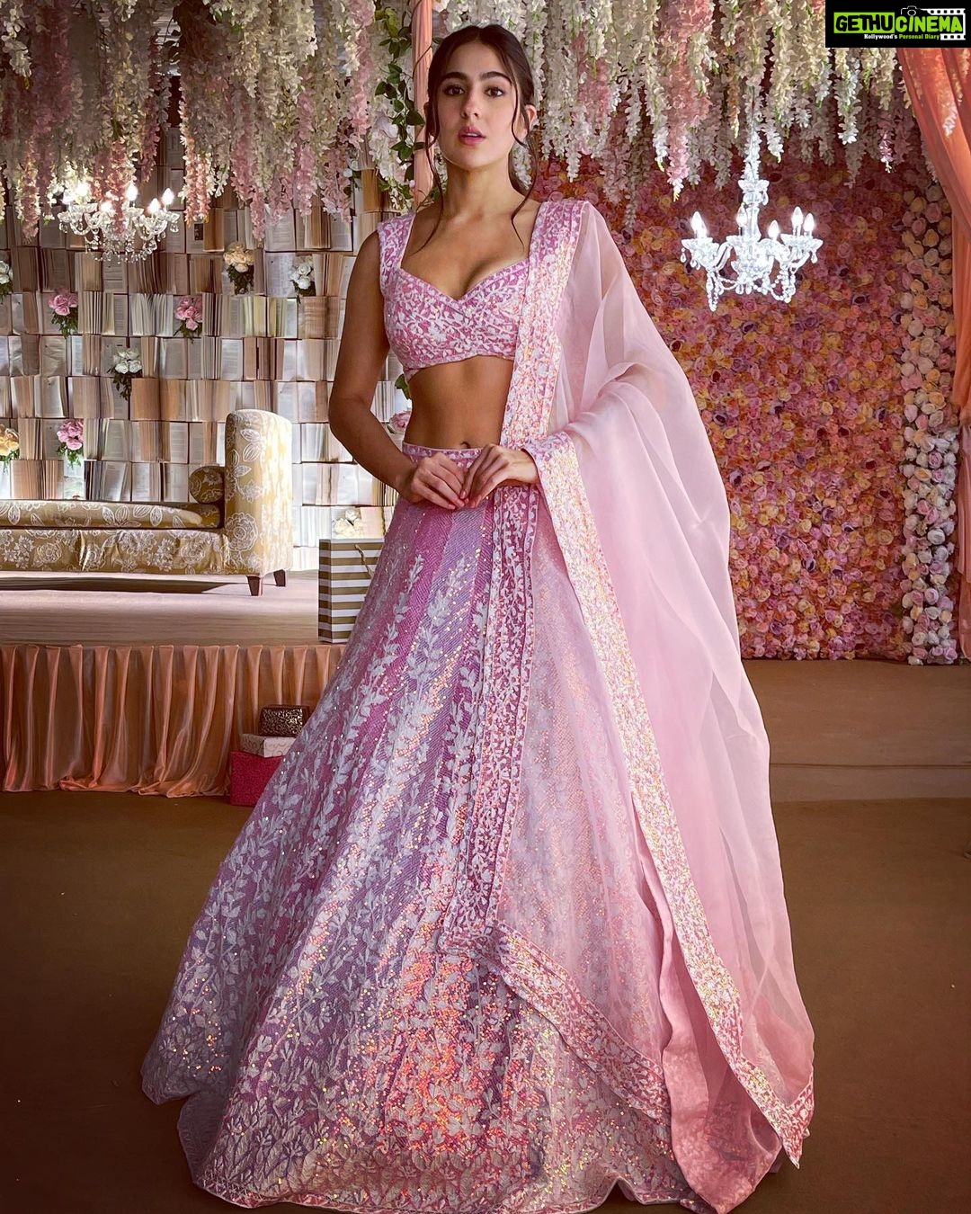 Sara Ali Khan Instagram - Flower Shower 🌸💐 Pink Power 💓💞🎀 👗: @manishmalhotra05 @tanghavri 📸: @dop007