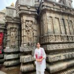 Sara Ali Khan Instagram - 🙏🏻💜💟☮️ #peace #gratitude #blessed Kamakhya Temple, Guwahati, Assam