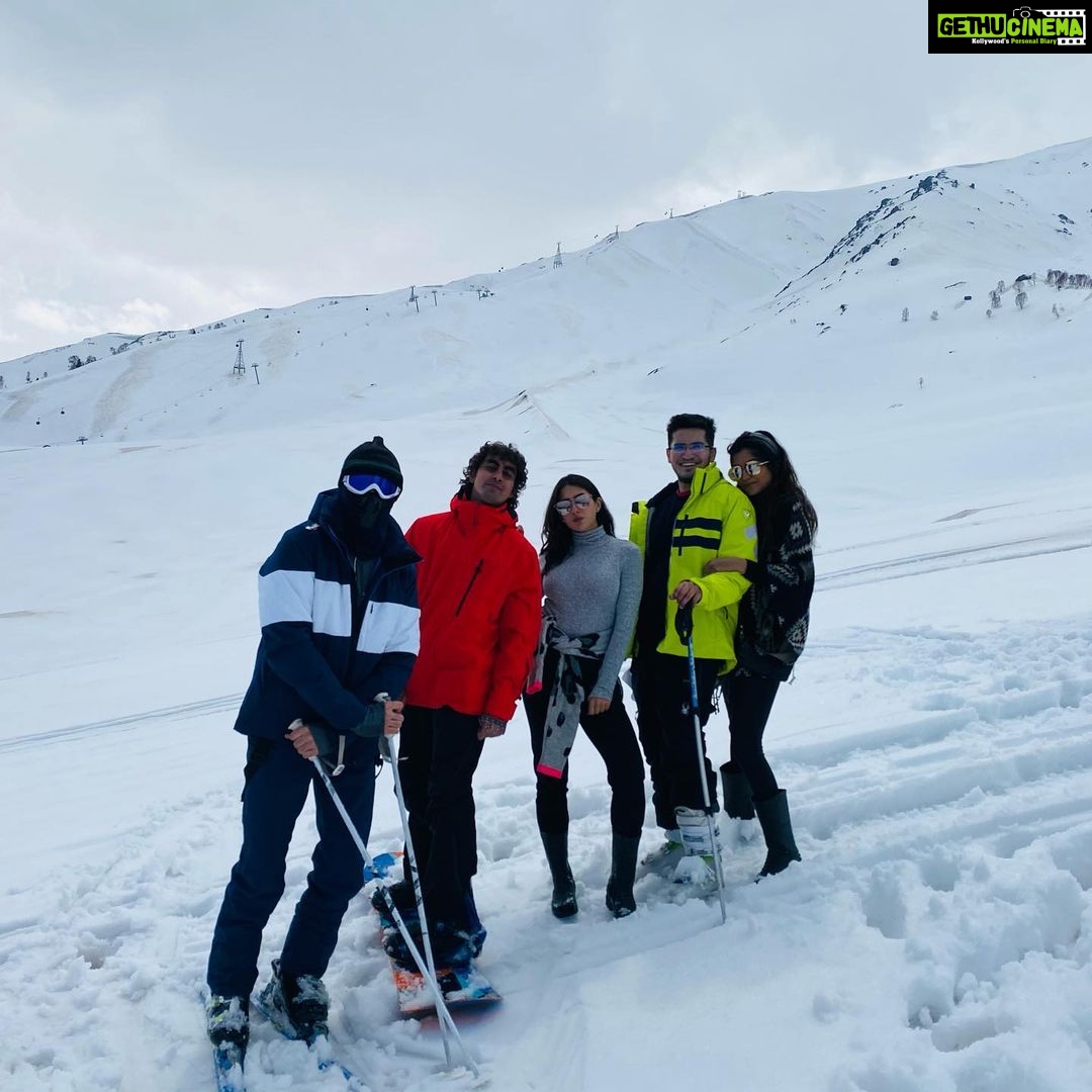 Sara Ali Khan Instagram - A little bit of paradise on earth ❄️🏔☀️ Of people so wonderful there truly is a dearth @manan_tramboo 🤗 Khyber Hotel Gulmarg