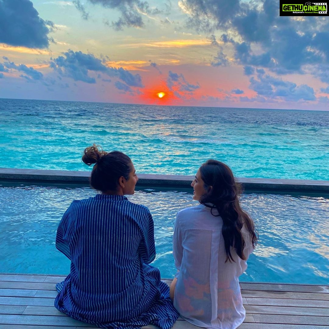 Sara Ali Khan Instagram - Lakes, rivers, beaches and mountains 🏞⛵️🏝 No matter where we are 🌎 No continent nor sea can ever be too far 🌊 7 samundar paar 🏊♀️ Ill come running to my yaar 🤗 Itna strong is my pyaar 💕 Tere liye hamesha bekaraar Happy birthday Bestest friend 🥰🥰