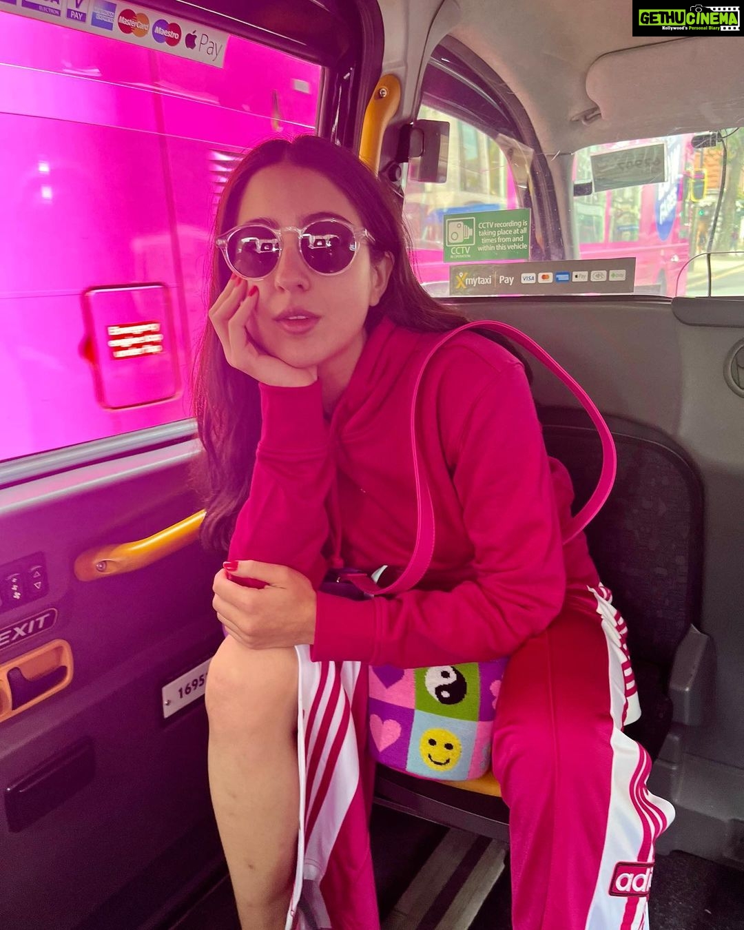 Sara Ali Khan Instagram - Summer vibe💚🔆 With my tribe 🌈 Kindly like, share and subscribe ✅