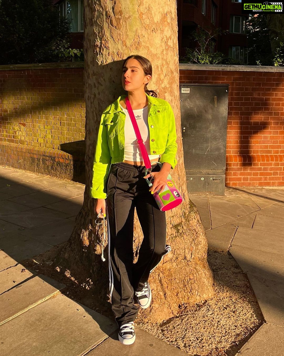 Sara Ali Khan Instagram - Summer vibe💚🔆 With my tribe 🌈 Kindly like, share and subscribe ✅