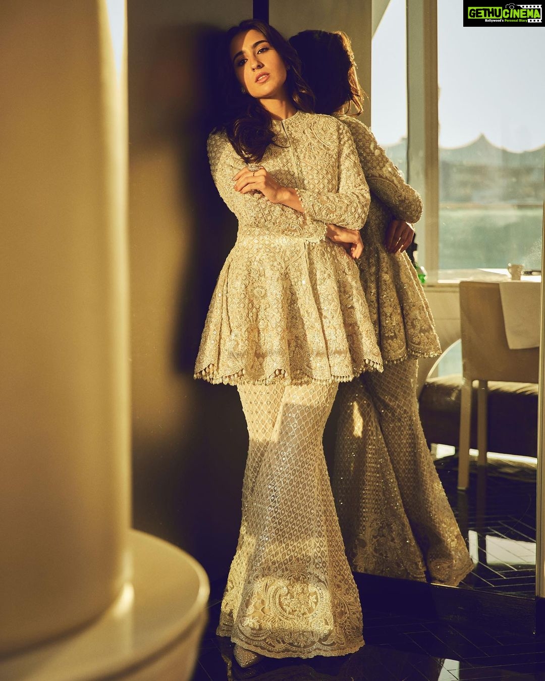 Sara Ali Khan Instagram - 💫💫💫 📸: @sheldon.santos 👗: @tanghavri @farazmanan 💇♀️: @the.mad.hair.scientist 💄: @kavyesharmaofficial