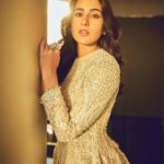 Sara Ali Khan Instagram - 💫💫💫 📸: @sheldon.santos 👗: @tanghavri @farazmanan 💇‍♀️: @the.mad.hair.scientist 💄: @kavyesharmaofficial