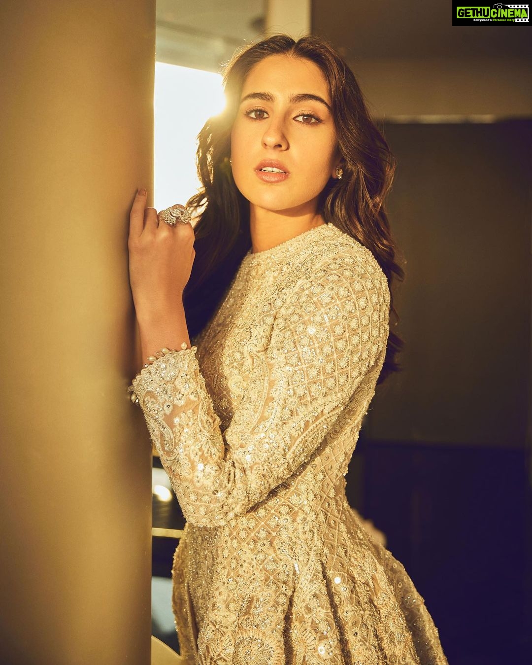 Sara Ali Khan Instagram - 💫💫💫 📸: @sheldon.santos 👗: @tanghavri @farazmanan 💇♀️: @the.mad.hair.scientist 💄: @kavyesharmaofficial