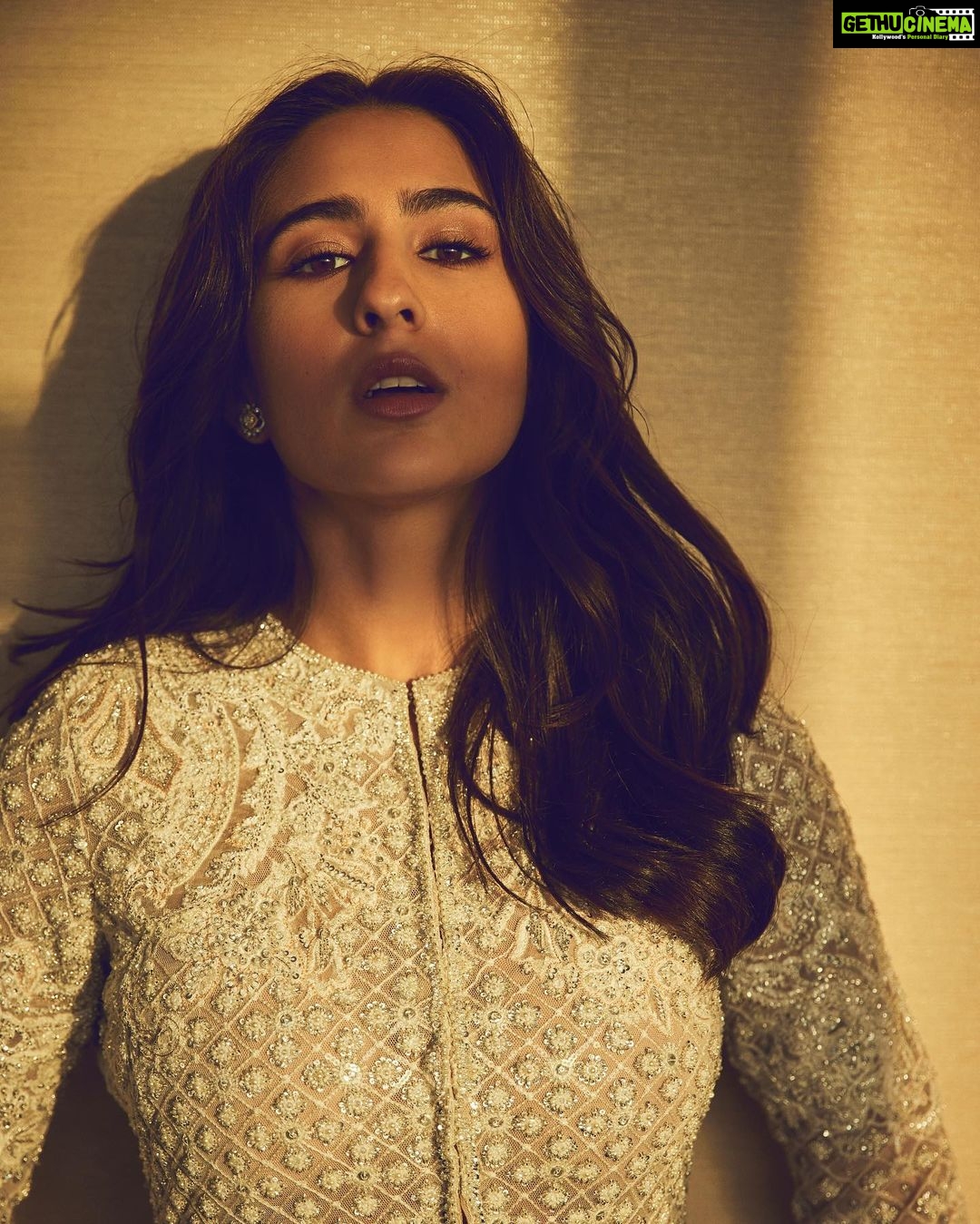 Sara Ali Khan Instagram - 💫💫💫 📸: @sheldon.santos 👗: @tanghavri @farazmanan 💇♀️: @the.mad.hair.scientist 💄: @kavyesharmaofficial