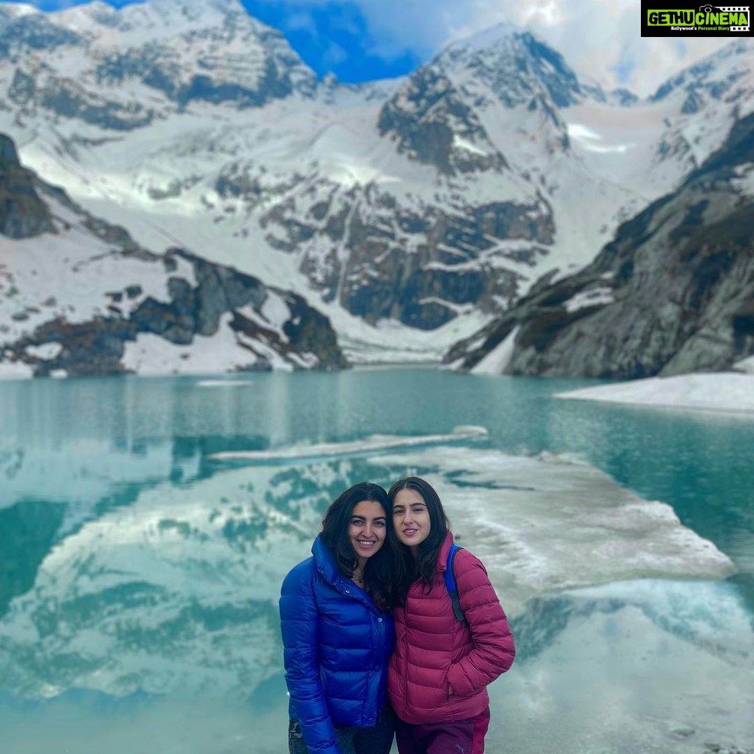 Sara Ali Khan Instagram - Lakes, rivers, beaches and mountains 🏞⛵️🏝 No matter where we are 🌎 No continent nor sea can ever be too far 🌊 7 samundar paar 🏊♀️ Ill come running to my yaar 🤗 Itna strong is my pyaar 💕 Tere liye hamesha bekaraar Happy birthday Bestest friend 🥰🥰